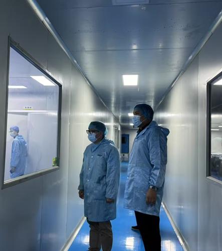 Visita a la fábrica por parte de un invitado a la exposición MEDICA en Alemania; Explorando nuevas oportunidades en el mercado médico europeo