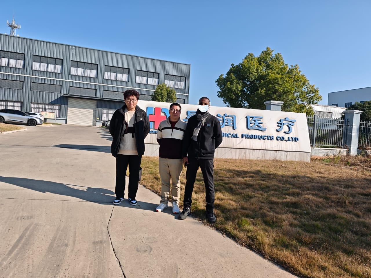 Un cliente de África visita nuestra fábrica el 15 de diciembre de 2025: fomentando el potencial de cooperación en profundidad