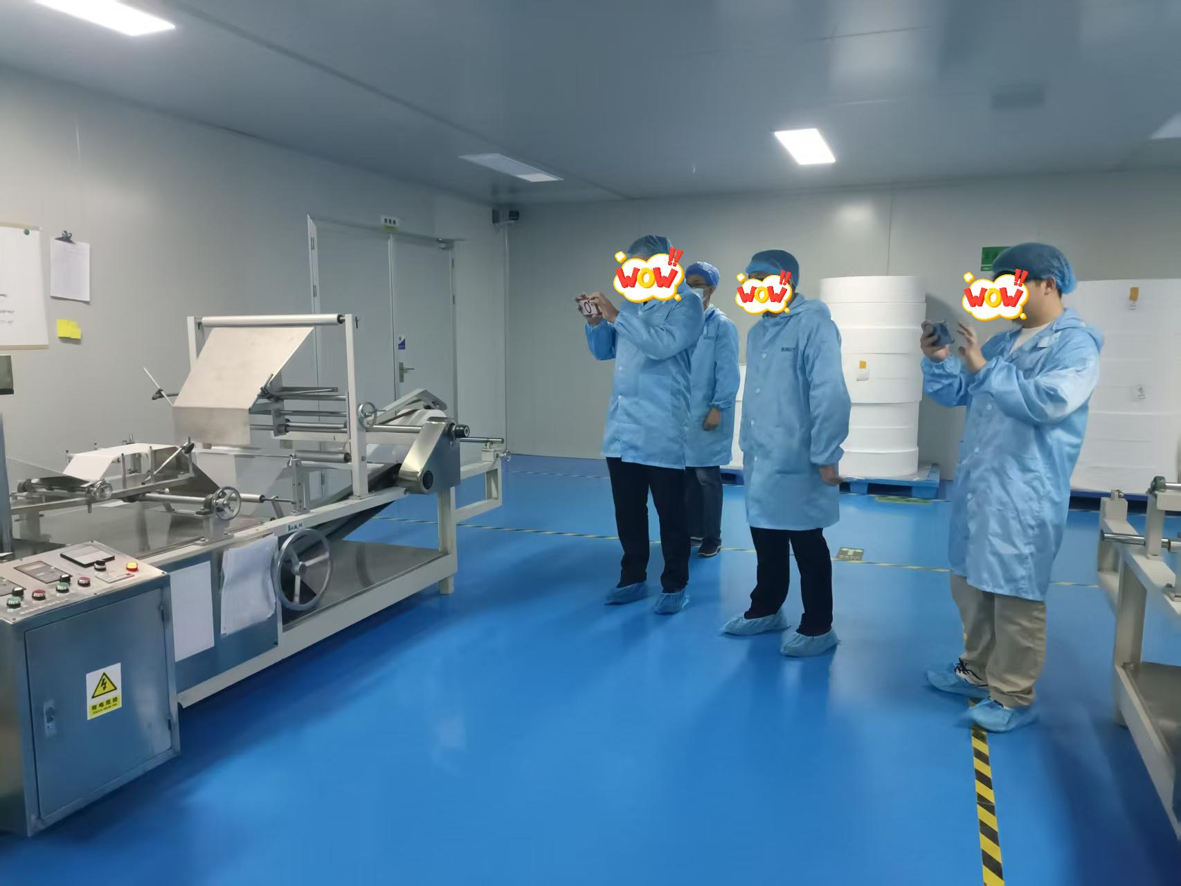 El director de compras del gran distribuidor europeo de productos sanitarios para animales visita nuestra empresa para inspeccionar y negociar